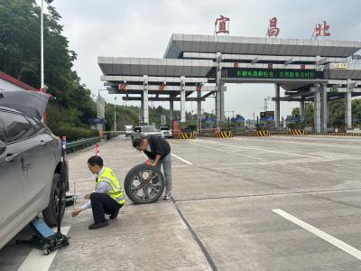 暖心换胎解难题 志愿护航暖旅途