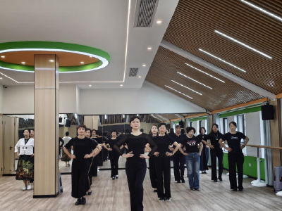锦云社区：旗袍雅韵润晚年 银龄风采绽芳华