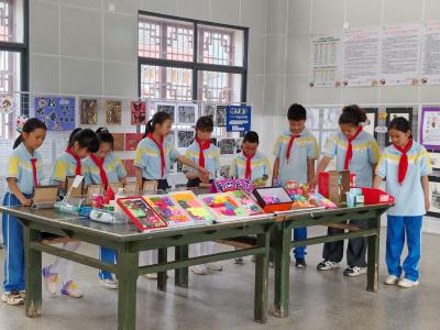 小溪塔三小官庄校区：嘿，小孩！为你办个展
