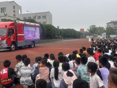 湿巾捂口鼻有序撤离 警钟鸣心间安全驻校