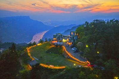 云端瞰大江，初夏金刚山邂逅三峡仙境