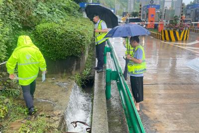 暴雨下的坚守 宜昌北收费站全力防汛保畅