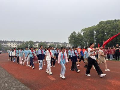 童趣作舟竞渡绿茵场 运动为翼飞扬少年心