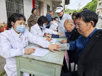 砦沟村：家门口做体检 心坎上享温情