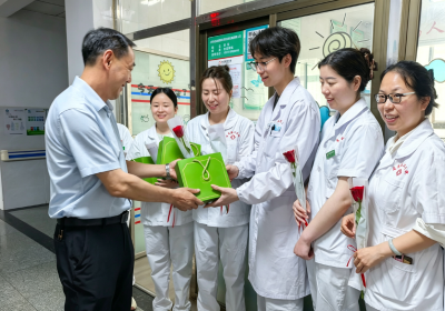 龙泉镇卫生院：鲜花赠天使 关怀暖人心