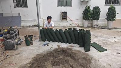 冯家湾社区：沙袋装填储备 筑牢防汛安全防线