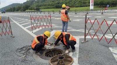 精细管护提质增效 小小胶条守护城市通行安全
