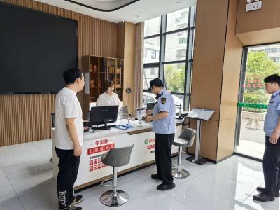 城管执法进社区 公示牌亮岗服务