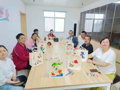 三斗坪镇开展残疾人手绘帆布包DIY手绘活动