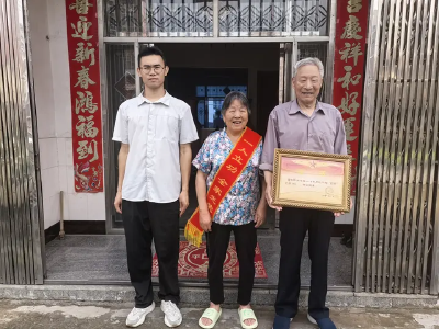 港虹社区： 一纸喜报传荣誉 一片温情暖军属