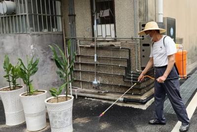 东湖社区：义务消杀除蚊虫 邻里守护暖家园