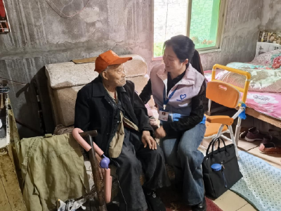 长江社区：暖心走访暖人心 关爱高龄老人显温情