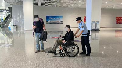 小轮椅载动大温情 细微处见为民初心