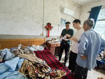 上门办证送温情 贴心服务暖民心