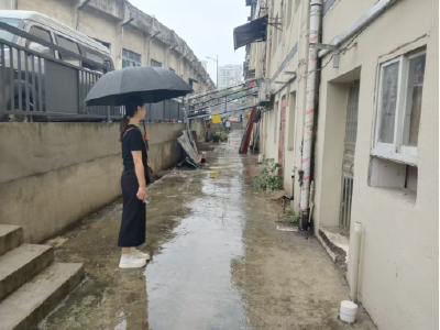 平湖社区：雨中巡巷查隐患 筑牢汛期“安全堤”