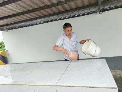 港虹社区：躬身清扫守巷口 文明诚信传家风