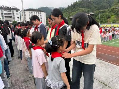 雾渡河镇中心小学：高举队旗跟党走 做新时代好少年