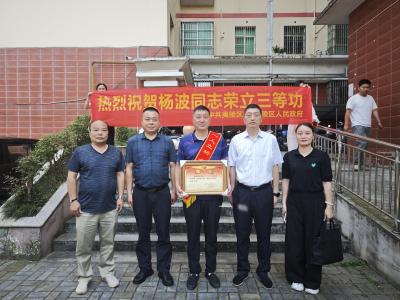 夷陵区为立功受奖现役军人家庭送喜报
