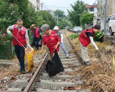 冯家湾社区：志愿清洁铁道线 携手共建美家园