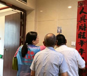 绿洲社区：夜访暖心守夕阳 “码上办”服务安民心