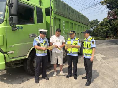 路面严查有力度 源头普法有温度