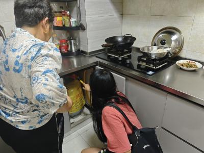 峡江社区：入户排查燃气隐患 守护居民居家安全