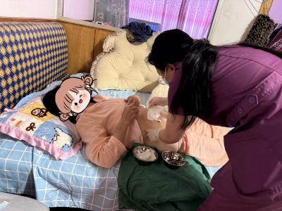 乐天溪镇：患者出行不便 暖心上门换药