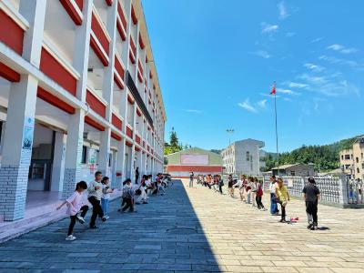 传统游戏嗨翻课间！下堡坪小学焕发校园新活力