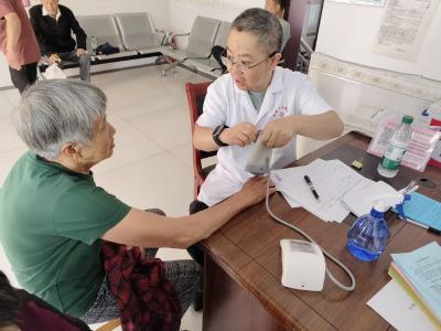 健康帮扶暖征迁 贴心服务护民生