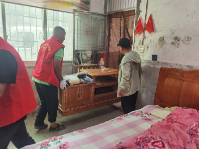 南津关村：八名志愿者齐动手 为独居老人装家具