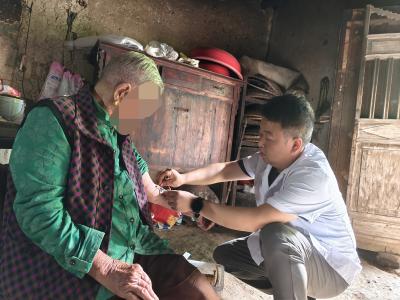 跋山涉水赴深山 上门体检暖桑榆