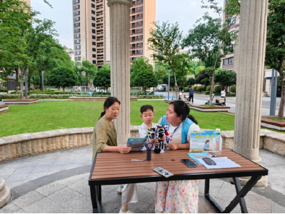锦云社区：网格员小区“摆摊”讲案例 筑牢反诈“防火墙”