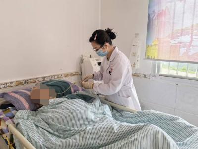邓村乡卫生院：一次上门胃管维护，定格家医服务的温度