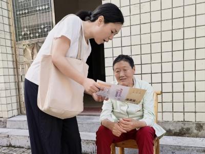 东湖社区：入户宣讲垃圾分类 文明理念走进寻常家