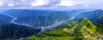 层峦叠翠通阡陌 一径坦途富山乡