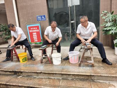 龙泉镇：领秀龙城物业免费磨刀暖人心