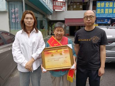 喜报送上门 尊崇暖人心