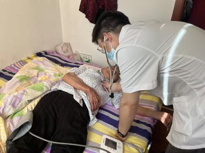 家医上门解病痛 贴心守护暖民心