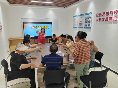 冯家湾社区：巧手编彩绳 邻里乐相融