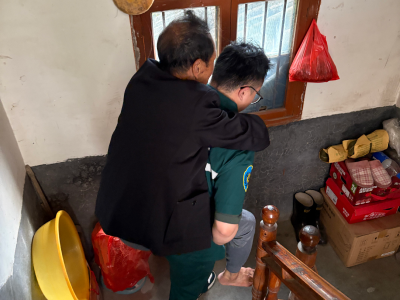 下堡坪乡卫生院：120急救人员温情护送高龄患者就医