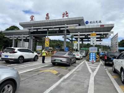 宜昌北收费站护航2.32万辆车次端午假期安全通行