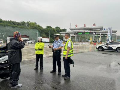 宜昌北收费站警企联动精准拦截冲岗摩托车