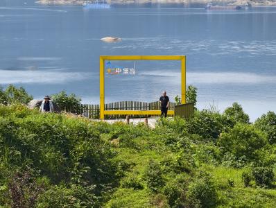 盛夏登临坝顶观景台 游客饱览三峡平湖好风光