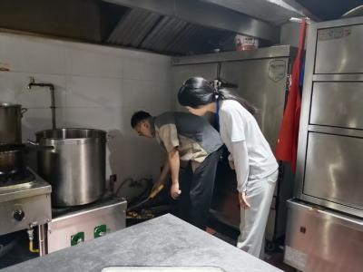 港虹社区：排查燃气安全隐患 守护居民“烟火气”