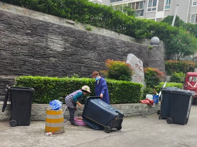平湖社区：清洗垃圾桶净环境 清爽一夏护健康