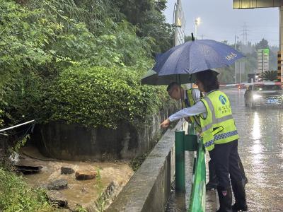 宜昌北收费站全力护航中考端午双期道路安畅