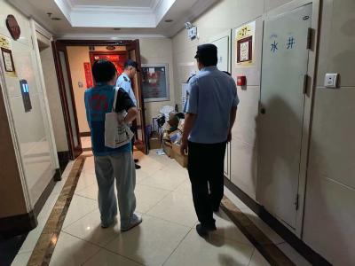 绿洲社区：整治楼道堆物 消除安全隐患
