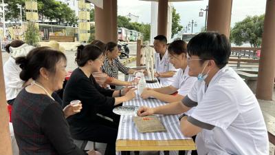 三斗坪镇卫生院：峡江夜市现中医服务 外籍友人赞中医国粹