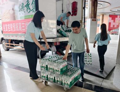 志愿服务进校门 暖心物资护航夷陵高三考生