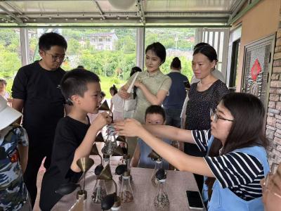 串珠结绳识五毒 亲子手作传药香
